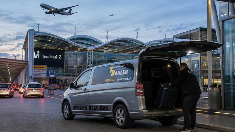 Man mit Koffer am Flughafen