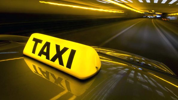 Taxi-Schild auf Auto